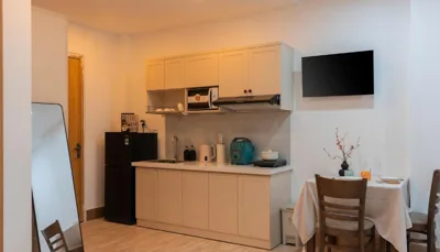Queen Studio - Acceso para personas con discapacidad — HihiVillage Serviced Apartment Elevator by SSens Homes